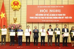 Phó Chủ tịch Ủy ban Nhân dân Thành phố Hà Nội Nguyễn Thế Hùng trao tặng Bằng khen của Chủ tịch Ủy ban Nhân dân Thành phố Hà Nội cho Ban Biên tập Ảnh - Thông tấn xã Việt Nam và các tập thể có thành tích trong công tác phục vụ Hội nghị thượng đỉnh Mỹ-Triều 