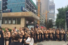 [Photo] Dân mạng xôn xao bởi cuộc đổ bộ của "những chiến binh Sparta"