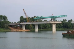 Thi công cầu Thành Cổ. (Ảnh: Hồ Cầu/TTXVN)