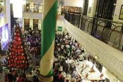 Cây thông Noel tò he độc đáo tại khách sạn Hilton