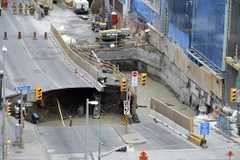 Hố tử thần trên đường phố ​Ottawa. (Nguồn: AP)