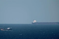 Một tàu chở dầu hướng tới Eo biển Hormuz ở ngoài khơi thành phố cảng Khasab, miền Bắc Oman. (Nguồn: AFP/TTXVN) 