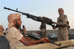 Lực lượng ủng hộ Chính phủ Yemen giao tranh với phiến quân Houthi tại cảng Mukalla, Yemen. (Nguồn: AFP/TTXVN) 