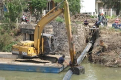 Thi công đường ống đoạn qua huyện Gò Công Tây. (Ảnh: Minh Trí/TTXVN)