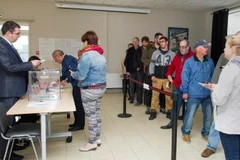 Cử tri Pháp đi bỏ phiếu tại điểm bầu cử ở Saint-Pierre ngày 17/6. (Nguồn: AFP/TTXVN)