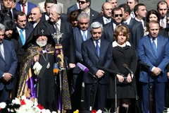 Tổng thống Armenia Serzh Sargsyan (giữa, hàng trước) tham gia lễ tưởng niệm 99 năm xảy ra vụ thảm sát người Armenia tại thủ đô Yerevan hồi năm 2014. (Nguồn: THX/TTXVN)