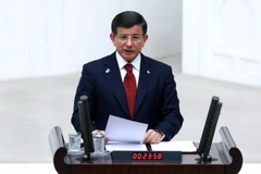 Thủ tướng Thổ Nhĩ Kỳ Ahmet Davutoglu trong cuộc họp Quốc hội ở thủ đô Ankara ngày 25/11. (Nguồn: AFP/TTXVN)