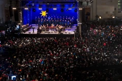 Người dân Đức có truyền thống tập trung cầu nguyện và đón Giáng sinh tại Dresden tối 23/12. (Nguồn: EPA/TTXVN)