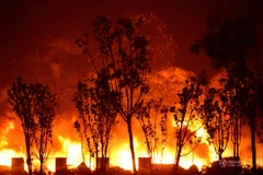 [Photo] Cả bầu trời rực đỏ trong vụ nổ kinh hoàng ở Trung Quốc