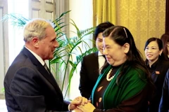 Chủ tịch Thượng viện Cộng hòa Italy Pietro Grasso đón Phó Chủ tịch Quốc hội Tòng Thị Phóng tại Rome ngày 25/5. (Ảnh: Đức Hòa​/TTXVN)