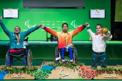 Lực sỹ Lê Văn Công (giữa). (Nguồn: THX/TTXVN)