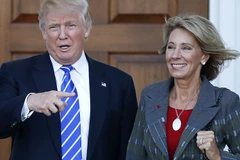 Ông Donald Trump và bà Betsy DeVos. (Nguồn: advocate.com)