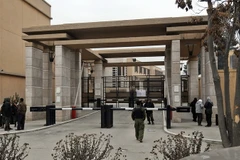 Cảnh sát bên ngoài khách sạn Serena ngày. (Nguồn: AFP/TTXVN)