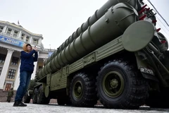 Hệ thống tên lửa đất đối không S-400 của Nga trưng bày tại Quảng trường Suvorovskaya, trung tâm thủ đô Moskva hồi năm 2014. (Nguồn: AFP/TTXVN)