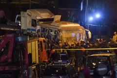 Lực lượng chức năng điều tra tại hiện trường vụ đánh bom xe khách ở quận Haram, tỉnh Giza, Ai Cập tối 28/12. (Nguồn: AFP/TTXVN) 