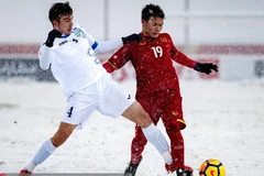 Một pha tranh bóng của Quang Hải. (Nguồn: weibo)