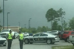 Cảnh sát có mặt tại hiện trường vụ nổ. (Nguồn: Twitter) 