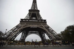 Cảnh sát tuần tra tại Tháp Eiffel ngày 14/11, sau các vụ tấn công khủng bố. (Nguồn: AFP/TTXVN)