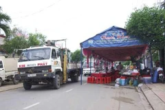 [Video] Bị hành hung vì thắc mắc rạp cưới dựng giữa đường