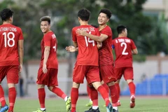 Tiền đạo Đức Chinh chia vui cùng đồng đội sau khi ghi bàn thứ 4 cho riêng mình ở trận gặp U22 Brunei. (Ảnh: Hoàng Linh/TTXVN) 