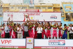 Cầu thủ và Ban huấn luyện Câu lạc bộ Hà Nội vui mừng với chức vô địch. (Ảnh: Quốc Khánh/TTXVN)