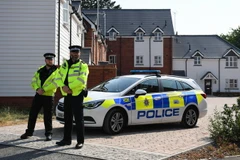 Cảnh sát gác bên ngoài ngôi nhà tại Amesbury ngày 5/7, nơi hai nạn nhân được phát hiện trong tình trạng bất tỉnh nghi nhiễm chất độc thần kinh Novichok. (Nguồn: AFP/TTXVN)