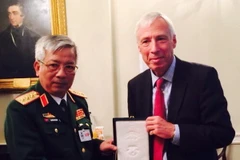 Thượng tướng Nguyễn Chí Vịnh làm việc với ông Earl Howe, Quốc vụ khanh về Quốc phòng, người phát ngôn của Bộ Quốc phòng Anh, tại London, ngày 7/9. (Ảnh: Lê Phương/TTXVN)