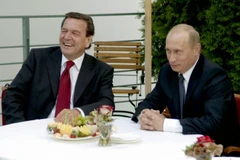 Cựu Thủ tướng Đức G.Schroeder và Tổng thống Putin có mối quan hệ bạn bè gần gũi trong suốt nhiều năm qua. (Nguồn: Reuters) 