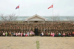 Nhà lãnh đạo Kim Jong Un (giữa, hàng trước) trong chuyến thị sát một đơn vị pháo binh đóng trên đảo Mahap. (Nguồn: Yonhap/TTXVN)