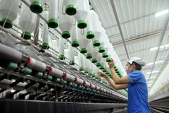 Dây chuyền sản xuất sợi. (Ảnh minh họa: An Hiếu/TTXVN)