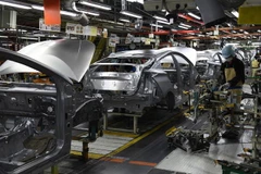 Công nhân làm việc tại nhà máy sản xuất ôtô ở thành phố Toyota, tỉnh Aichi, Nhật Bản. (Nguồn: AFP/TTXVN) 