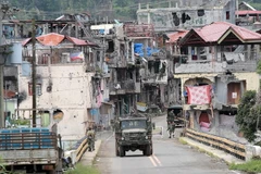 Binh sỹ Philippines tuần tra tại Marawi sau khi thành phố này được giải phóng ngày 19/10. (Nguồn: THX/TTXVN)