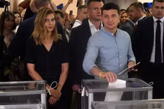 Tổng thống Ukraine Volodymyr Zelensky bỏ phiếu tại một địa điểm bầu cử ở Kiev ngày 21/7. (Nguồn: AFP/TTXVN) 