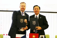 Bộ trưởng Tài nguyên và Môi trường Trần Hồng Hà và Bộ trưởng Môi trường Richard Brabec ký Kế hoạch hành động hợp tác giai đoạn 2020-2025. (Ảnh: Trần Hiếu/Vietnam+) 