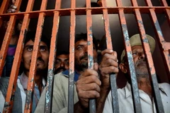 Các ngư dân vừa bị bắt giữ tại đồn cảnh sát Karachi ngày 6/3. (Nguồn: AFP/TTXVN)