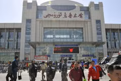 Cảnh sát siết chặt an ninh tại ga tàu hỏa ở Urumqi sau vụ tấn công khủng bố. (Nguồn: Kyodo/TTXVN)