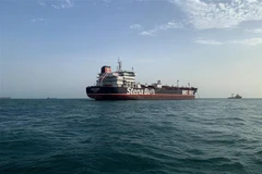 Tàu chở dầu mang cờ hiệu Anh Stena Impero ở gần eo biển Hormuz, Iran ngày 21/7/2019. (Nguồn: THX/TTXVN) 