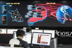 Nhân viên Cơ quan An ninh và Internet Hàn Quốc điều tra và ngăn chặn các vụ tấn công mạng ở Seoul ngày 15/5. (Nguồn: AFP/TTXVN)