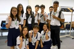 Các em học sinh đến từ trường Trung học phổ thông Marie Curie, thành phố Hồ Chí Minh chụp ảnh kỷ niệm trong buổi tham quan tại Quỹ Giao lưu quốc tế Nhật Bản. (Ảnh: Thành Hữu/Vietnam+)