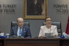 Bộ trưởng Thương mại Thổ Nhĩ Kỳ Ruhsar Pekcan (phải) và người đồng cấp Mỹ Wilbur Ross. (Nguồn: aa.com.tr) 