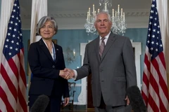 Ngoại trưởng Mỹ Rex Tillerson (phải) và Ngoại trưởng Hàn Quốc Kang Kyung-wha trong cuộc gặp tại Washington DC., Mỹ ngày 28/6/2017. (Nguồn: AFP/TTXVN)