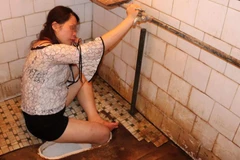 Cô gái bị kẹt chân dưới bệ xí sau một đêm say rượu. (Nguồn: Shanghaiist)