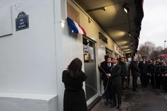 Tổng thống Pháp khai trương biển tưởng niệm nạn nhân vụ khủng bố tại tòa soạn báo Charlie Hebdo. (Nguồn: AFP/TTXVN)