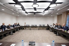 Trưởng đoàn đàm phán Chính phủ Syria Bashar al-Jaafari (trái) và Đặc phái viên Liên hợp quốc về Syria Staffan de Mistura (phải) tại vòng hòa đàm về Syria ở Geneva, Thụy Sĩ ngày 10/7. (Nguồn: PA/TTXVN)