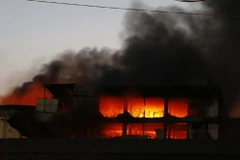 Lửa cháy dữ dội tại khu vực phía sau tòa nhà công ty Kwong Lung-Meko. (Ảnh: Thanh Liêm/TTXVN)