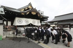 Người dân viếng đền Yasukuni ở thủ đô Tokyo, Nhật Bản, ngày 15/8/2019. (Nguồn: Kyodo/TTXVN) 