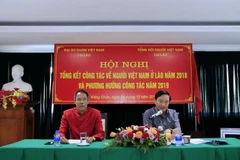 Đại sứ Việt Nam tại Lào Nguyễn Bá Hùng (phải) và ông Nguyễn Duy Trung, Chủ tịch Tổng hội người Việt Nam tại Lào (trái), đang chủ trì Hội nghị. (Ảnh: Phạm Kiên/Vietnam+) 