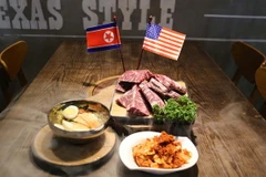 Du khách và người Hà Nội thích thú với thực đơn 'ăn theo' thượng đỉnh