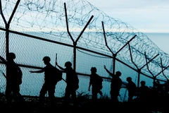 Binh sỹ Hàn Quốc tuần tra tại khu vực phía tây đảo Yeonpyeong, giáp giới Triều Tiên ngày 26/8. (Nguồn: Yonhap/TTXVN)