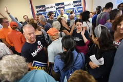 Những người ủng hộ tại cuộc vận động tranh cử của ứng cử viên Harley Rouda thuộc đảng Dân chủ ở Huntington Beach, California, Mỹ ngày 14/10. (Nguồn: AFP/TTXVN) 